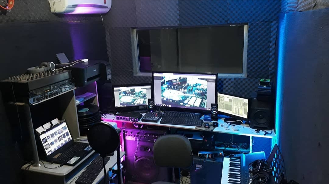 SALA CLIMATIZADA COM TRATAMENTO ACUSTICO PARA GRAVAÇÕES 